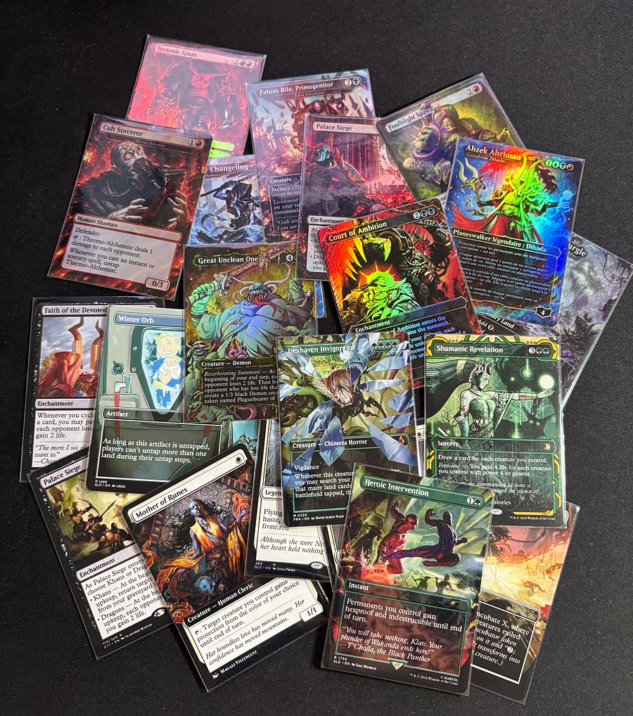 Une sélection de cartes Peekaboo imprimées, en Black Core et en Rainbow Foil